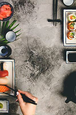 포토 JPG 해외이미지 스튜디오촬영 손 젓가락 실내 들기 신체부위 하이앵글 초밥 고추냉이 모듬초밥 일본음식 플랫레이 해외202004 해외포토 음식 뷰포인트 모션 수저 사람 내부 양념 플랫 모듬 파일형식