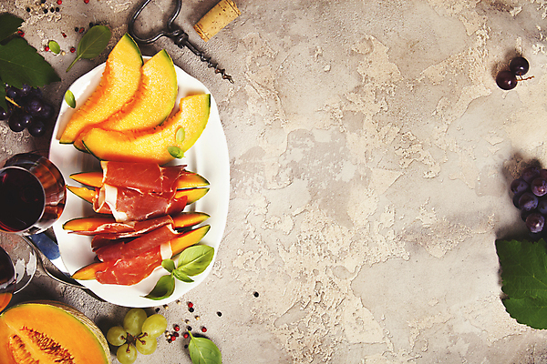 포토 JPG 해외이미지 접시 포도 실내 사람없음 와인 멜론 청포도 햄 코르크 바질 와인오프너 슬라이스햄 베이지색배경 카피스페이스 해외202004 해외포토 식기 백그라운드 과일 주류 육류 내부 공백 병따개 베이지색 파일형식