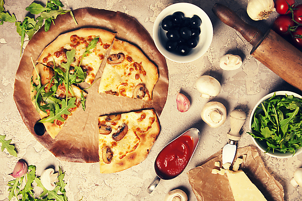 포토 JPG 해외이미지 식재료 피자 실내 마늘 사람없음 하이앵글 이탈리아음식 올리브 양송이 토마토소스 루꼴라 반죽밀대 치즈나이프 파마산치즈 피자조각 베이지색배경 해외202004 해외포토 열매 뷰포인트 조각 백그라운드 채소 치즈 패스트푸드 서양음식 내부 버섯 소스_음식 나이프 밀대 베이지색 파일형식