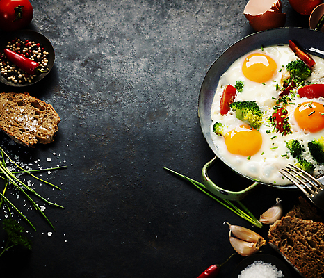포토 JPG 해외이미지 포크 검은배경 실내 마늘 사람없음 계란 프라이팬 아침식사 바게트 브로콜리 계란프라이 계란껍데기 홍고추 통후추 해외202004 해외포토 식기 빵 백그라운드 채소 고추 주방용품 내부 알 검은색 식사 계란요리 후추 파일형식