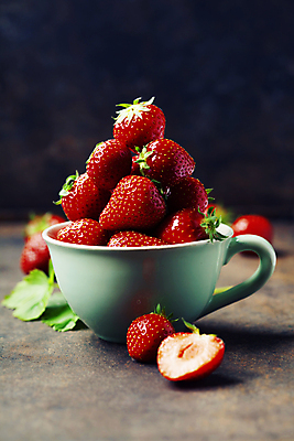 포토 JPG 해외이미지 딸기 검은배경 실내 사람없음 쌓기 찻잔 딸기잎 해외202004 해외포토 백그라운드 잎 과일 모션 잔 내부 검은색 파일형식