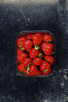 포토 JPG 해외이미지 딸기 검은배경 실내 사람없음 하이앵글 담기 플라스틱통 해외202004 해외포토 뷰포인트 백그라운드 과일 모션 통 내부 검은색 플라스틱 파일형식