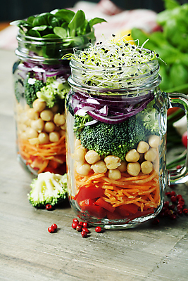 포토 해외이미지 유리병 실내 사람없음 아웃포커스 당근 샐러드 브로콜리 담기 채식 나무바닥 건강식 다이어트음식 병아리콩 어린잎 적양파 통후추 비건 해외202004 해외포토 음식 잎 다이어트 채소 모션 양파 병_용기 콩 바닥 뿌리채소 촬영기법 내부 후추 채식주의자 파일형식