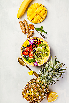 포토 JPG 해외이미지 접시 꽃 딸기 바나나 건강 키위 씨앗 사람없음 하이앵글 숟가락 파인애플 블루베리 채식 코코넛 망고 요거트 다이어트음식 스무디 저칼로리식단 강황 플랫레이 비건 해외202004 해외포토 식물 식기 음료 뷰포인트 다이어트 과일 식재료 유제품 수저 플랫 열대과일 식단 저칼로리 채식주의자 파일형식