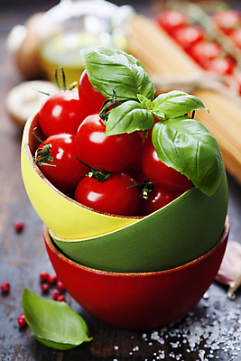 포토 JPG 해외이미지 그릇 토마토 방울토마토 실내 사람없음 아웃포커스 신선 담기 바질 해외202004 해외포토 식기 채소 모션 촬영기법 내부 파일형식