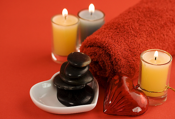 포토 JPG 해외이미지 실내 사람없음 수건 쌓기 하트 아로마 향초 아로마테라피 스톤 빨간배경 해외202004 해외포토 모양 백그라운드 초 모션 내부 빨간색 위생용품 테라피 파일형식