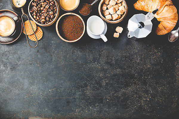포토 JPG 해외이미지 검은배경 실내 사람없음 하이앵글 원두 크루아상 담기 시럽컵 커피가루 핸드드립 해외202004 해외포토 커피 빵 뷰포인트 백그라운드 모션 내부 검은색 가루 커피용품 파일형식