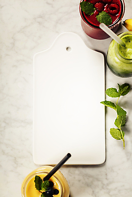 포토 JPG 해외이미지 음료 잔 도마 실내 빨대 사람없음 흰배경 산딸기 산딸기스무디 스무디 해외202004 해외포토 식기 백그라운드 과일 주방용품 내부 흰색 파일형식