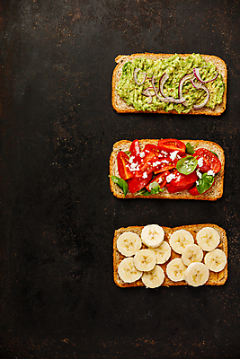 포토 JPG 해외이미지 빵 방울토마토 검은배경 바나나 실내 사람없음 하이앵글 이탈리아음식 애피타이저 슬라이스 과카몰리 브루스케타 카피스페이스 해외202004 해외포토 음식 뷰포인트 백그라운드 토마토 과일 서양음식 내부 검은색 공백 소스_음식 파일형식