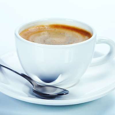 포토 JPG 해외이미지 스튜디오촬영 커피 실내 근접촬영 사람없음 커피잔 티스푼 컵받침 라떼 해외202004 해외포토 음료 뷰포인트 잔 내부 숟가락 받침대 파일형식