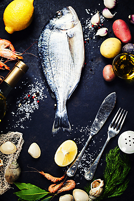 포토 JPG 해외이미지 포크 검은배경 조개 새우 감자 실내 마늘 어류 사람없음 하이앵글 와인 그물 나이프 소라 올리브오일 레몬 해산물 소금 후추 로즈메리 월계수 해외202004 해외포토 식기 뷰포인트 백그라운드 채소 과일 어패류 주류 갑각류 내부 검은색 수중동물 칼 기름_음식 허브 향신료 파일형식