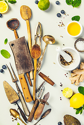 포토 JPG 해외이미지 주방용품 사람없음 하이앵글 숟가락 올리브오일 레몬 민트 국자 블루베리 소금 종지 라임 절구 후추 식칼 생강 나무숟가락 아보카도 와인오프너 감자칼 나무그릇 절굿공이 초록배경 해외202004 해외포토 그릇 뷰포인트 생활용품 백그라운드 채소 과일 수저 목재 초록색 도구 칼 기름_음식 허브 향신료 병따개 파일형식