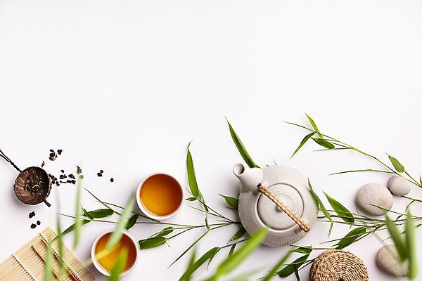 포토 JPG 해외이미지 실내 사람없음 하이앵글 도자기 찻잔 찻주전자 흰배경 찻잎 대나무잎 플랫레이 해외202004 차거름망 해외포토 뷰포인트 백그라운드 잎 주전자 잔 내부 차_음료 흰색 플랫 파일형식