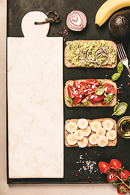 포토 JPG 해외이미지 빵 포크 방울토마토 도마 바나나 실내 사람없음 하이앵글 이탈리아음식 애피타이저 올리브오일 슬라이스 바질 아보카도 과카몰리 브루스케타 적양파 해외202004 해외포토 식기 음식 뷰포인트 토마토 과일 주방용품 양파 서양음식 내부 소스_음식 기름_음식 파일형식