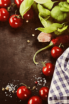 포토 JPG 해외이미지 식재료 방울토마토 실내 마늘 사람없음 식탁보 홍고추 소금 바질 갈색배경 해외202004 해외포토 백그라운드 토마토 채소 고추 내부 갈색 파일형식