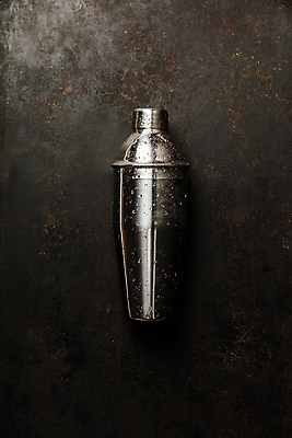 포토 JPG 해외이미지 검은배경 실내 사람없음 하이앵글 물방울 칵테일 쉐이커 셰이커 해외202004 해외포토 뷰포인트 백그라운드 주류 내부 검은색 파일형식