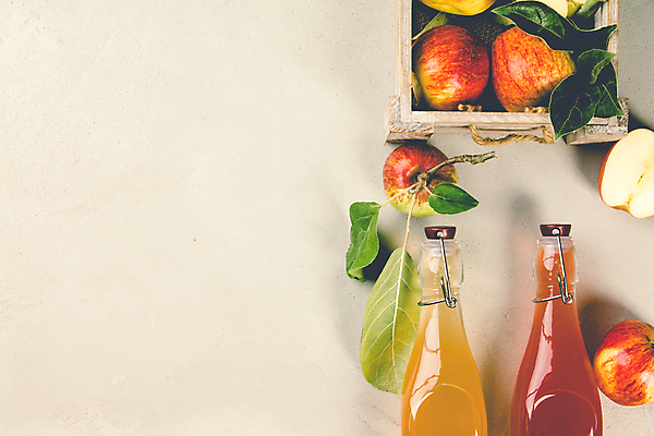 포토 JPG 해외이미지 실내 사람없음 하이앵글 신선 사과 나무상자 흰배경 음료수병 카피스페이스 사과식초 해외202004 해외포토 뷰포인트 백그라운드 과일 내부 상자 공백 흰색 식초 병_담는 파일형식