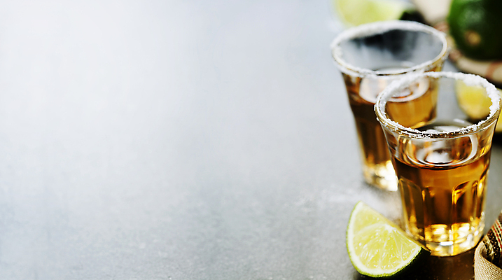 포토 JPG 해외이미지 술잔 회색배경 실내 사람없음 아웃포커스 칵테일 소금 라임 멕시코음식 전통주 테킬라 카피스페이스 해외202004 해외포토 백그라운드 과일 잔 주류 서양음식 촬영기법 내부 공백 회색 파일형식