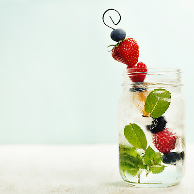 포토 JPG 해외이미지 음료 딸기 유리병 사람없음 물 꼬치 민트 파란배경 산딸기 블랙베리 과일꼬치 디톡스 해외202004 해외포토 자연요소 백그라운드 과일 병_용기 건강 파란색 허브 파일형식