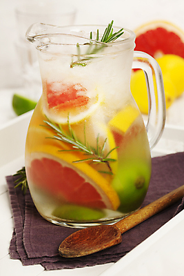 포토 JPG 해외이미지 음료 사람없음 물 자몽 라임 로즈메리 나무숟가락 유리주전자 디톡스 해외202004 해외포토 자연요소 과일 유리 주전자 건강 숟가락 허브 파일형식