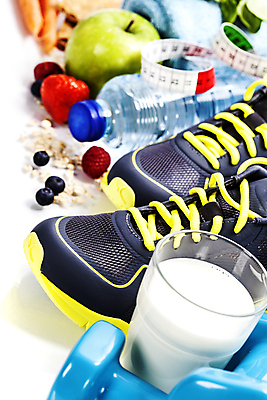 포토 JPG 해외이미지 운동화 다이어트 잔 줄자 사람없음 수건 아령 우유 사과 물병 오브젝트 흰배경 블루베리 크랜베리 해외202004 해외포토 식기 열매 백그라운드 신발 과일 유제품 자 건강 위생용품 흰색 물통 파일형식