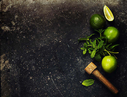 포토 JPG 해외이미지 검은배경 사람없음 하이앵글 민트 라임 과즙기 모히토 카피스페이스 해외202004 해외포토 뷰포인트 백그라운드 과일 검은색 공백 칵테일 허브 파일형식