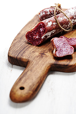 포토 JPG 해외이미지 단면 실내 사람없음 흰배경 슬라이스 노끈 나무도마 살라미 해외202004 해외포토 줄 백그라운드 도마 내부 목재 흰색 파일형식