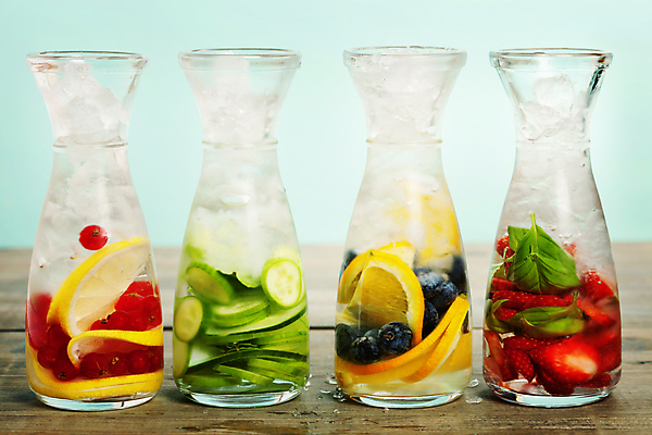 포토 JPG 해외이미지 음료 딸기 유리병 오이 사람없음 물 레몬 파란배경 블루베리 나무바닥 산딸기 라임 디톡스 해외202004 해외포토 자연요소 백그라운드 채소 과일 병_용기 바닥 건강 파란색 파일형식