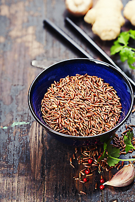 포토 JPG 해외이미지 그릇 젓가락 밥 실내 마늘 사람없음 아웃포커스 벼 쌀 담기 나무바닥 해외202004 해외포토 식기 음식 채소 모션 곡류 바닥 촬영기법 수저 내부 파일형식