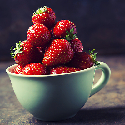 포토 JPG 해외이미지 딸기 검은배경 실내 근접촬영 사람없음 쌓기 찻잔 해외202004 해외포토 뷰포인트 백그라운드 과일 모션 잔 내부 검은색 파일형식