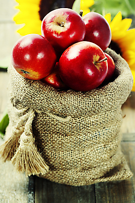 포토 JPG 해외이미지 해바라기 실내 사람없음 가을 신선 사과 담기 나무바닥 자루 해외202004 해외포토 계절 꽃 과일 모션 바닥 내부 파일형식