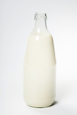 포토 JPG 해외이미지 유리병 건강 사람없음 우유 우유병 흰배경 유기농 칼슘 해외202004 해외포토 웰빙 백그라운드 병_용기 유제품 흰색 파일형식