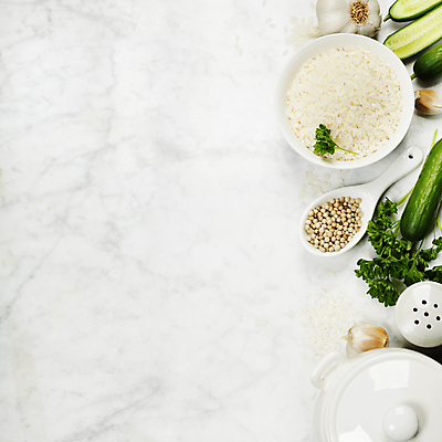 포토 JPG 해외이미지 그릇 밥 오이 실내 파슬리 사람없음 하이앵글 숟가락 흰배경 담기 건강식 카피스페이스 해외202004 해외포토 식기 음식 뷰포인트 백그라운드 채소 모션 수저 내부 공백 흰색 파일형식