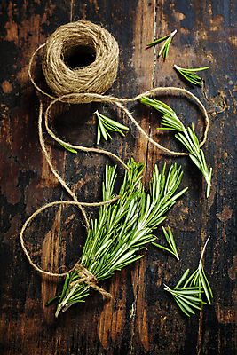 포토 JPG 해외이미지 실내 사람없음 다발 허브 나무바닥 노끈 로즈메리 해외202004 해외포토 식물 줄 바닥 내부 파일형식