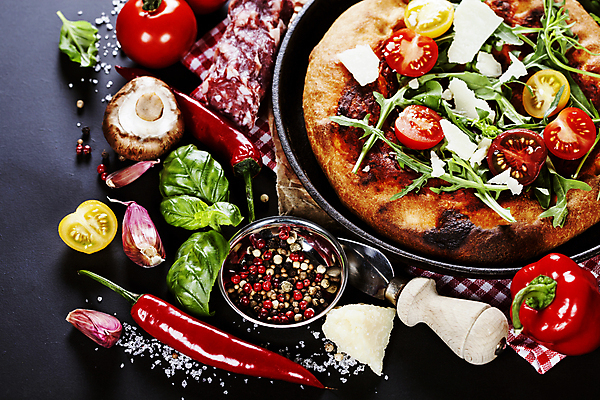 포토 JPG 해외이미지 식재료 방울토마토 검은배경 치즈 파프리카 피자 실내 마늘 육류 사람없음 이탈리아음식 홍고추 양송이 바질 루꼴라 치즈나이프 통후추 해외202004 해외포토 백그라운드 토마토 채소 고추 유제품 패스트푸드 서양음식 내부 검은색 버섯 나이프 후추 파일형식