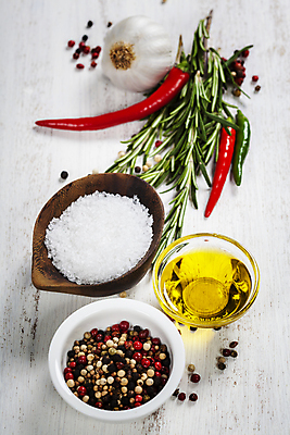포토 JPG 해외이미지 실내 사람없음 올리브오일 허브 흰배경 소금 로즈메리 나무그릇 통마늘 통후추 해외202004 해외포토 식물 그릇 백그라운드 마늘 내부 목재 흰색 기름_음식 후추 파일형식
