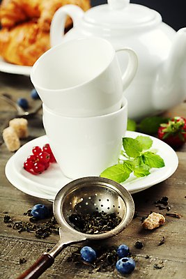 포토 JPG 해외이미지 실내 사람없음 쌓기 머그컵 도자기 차 찻잔 찻주전자 블루베리 찻잎 갈색배경 해외202004 차거름망 해외포토 음료 백그라운드 과일 모션 주전자 잔 내부 컵 차_음료 갈색 파일형식