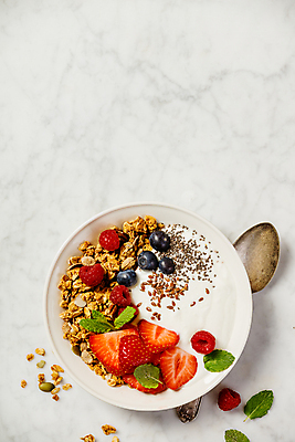 포토 JPG 해외이미지 딸기 곡류 실내 사람없음 하이앵글 숟가락 시리얼 흰배경 블루베리 산딸기 대리석 요거트 카피스페이스 그래놀라 해외202004 해외포토 음식 뷰포인트 백그라운드 과일 재료 유제품 수저 내부 공백 흰색 파일형식