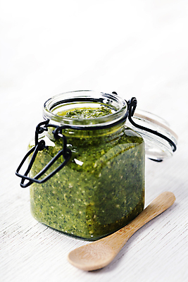 포토 JPG 해외이미지 유리병 실내 사람없음 이탈리아음식 흰배경 바질 나무숟가락 홈메이드 페스토 해외202004 해외포토 백그라운드 병_용기 서양음식 내부 숟가락 흰색 소스_음식 만들기 파일형식