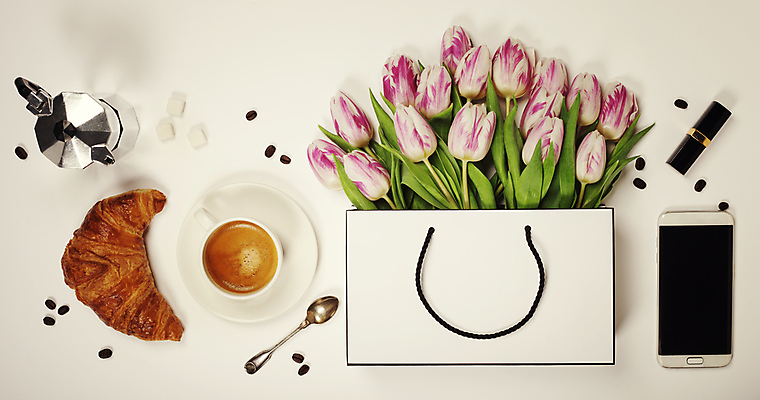 포토 JPG 해외이미지 커피 디저트 실내 사람없음 스마트폰 쇼핑백 립스틱 커피잔 티스푼 커피포트 크루아상 컵받침 흰배경 해외202004 해외포토 음료 음식 빵 백그라운드 가방 주전자 잔 내부 핸드폰 스마트기기 숟가락 화장품 흰색 받침대 파일형식