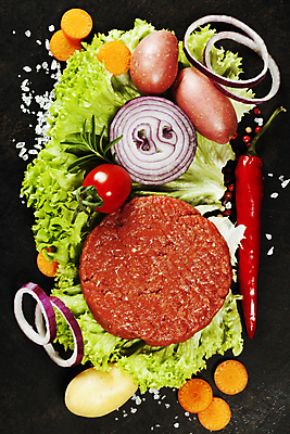 포토 JPG 해외이미지 재료 방울토마토 고추 검은배경 감자 실내 사람없음 하이앵글 당근 햄버거 상추 소금 패티 적양파 통후추 해외202004 해외포토 뷰포인트 백그라운드 토마토 채소 양파 뿌리채소 패스트푸드 내부 검은색 후추 파일형식