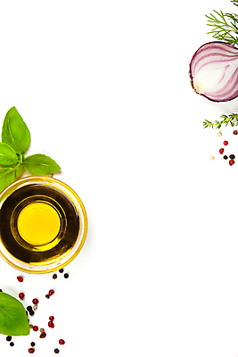 포토 JPG 해외이미지 그릇 사람없음 하이앵글 올리브오일 흰배경 후추 바질 백리향 적양파 카피스페이스 해외202004 해외포토 식기 뷰포인트 백그라운드 양파 공백 흰색 기름_음식 향신료 파일형식