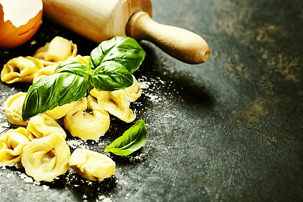 포토 JPG 해외이미지 식재료 검은배경 실내 사람없음 계란껍데기 준비 바질 반죽밀대 토르텔리니 해외202004 해외포토 백그라운드 파스타 내부 계란 검은색 밀대 파일형식