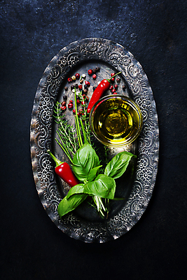 포토 JPG 해외이미지 접시 고추 검은배경 실내 사람없음 하이앵글 올리브오일 유리그릇 바질 로즈메리 통후추 해외202004 해외포토 그릇 식기 뷰포인트 백그라운드 채소 유리 내부 검은색 기름_음식 허브 후추 파일형식