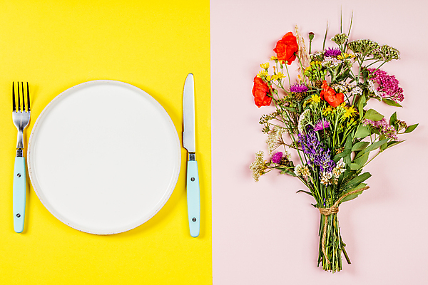 포토 JPG 해외이미지 접시 꽃다발 포크 실내 사람없음 들꽃 나이프 노끈 노란배경 분홍색배경 해외202004 해외포토 식기 꽃 줄 분홍색 백그라운드 내부 노란색 칼 파일형식