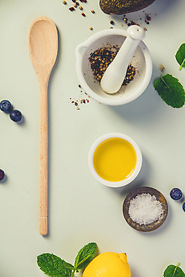 포토 JPG 해외이미지 사람없음 하이앵글 올리브오일 레몬 민트 블루베리 소금 종지 절구 후추 나무숟가락 아보카도 나무그릇 절굿공이 초록배경 해외202004 해외포토 그릇 뷰포인트 백그라운드 과일 목재 초록색 숟가락 도구 기름_음식 허브 향신료 파일형식