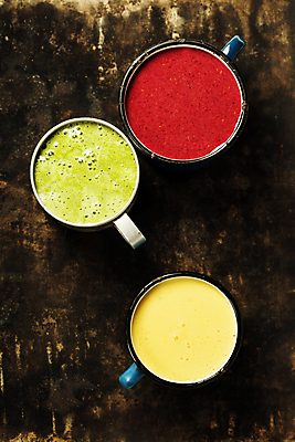 포토 JPG 해외이미지 음료 실내 사람없음 머그컵 야채주스 세잔 스무디 야채음료 바나나스무디 딸기스무디 갈색배경 해외202004 해외포토 백그라운드 3 내부 컵 갈색 주스 파일형식