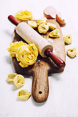 포토 JPG 해외이미지 식재료 실내 사람없음 준비 흰배경 나무도마 반죽밀대 파스타면 탈리아텔레 토르텔리니 해외202004 해외포토 백그라운드 도마 파스타 내부 목재 흰색 면류 밀대 파일형식
