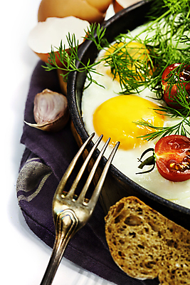 포토 JPG 해외이미지 포크 방울토마토 실내 마늘 근접촬영 사람없음 계란 식탁보 프라이팬 아침식사 계란프라이 계란껍데기 흰배경 로즈메리 해외202004 해외포토 식기 뷰포인트 백그라운드 토마토 채소 주방용품 내부 알 식사 흰색 계란요리 허브 파일형식