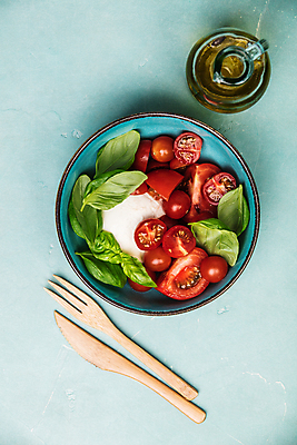 포토 JPG 해외이미지 접시 포크 토마토 건강 사람없음 샐러드 나이프 채식 바질 다이어트음식 저칼로리식단 비건 해외202004 해외포토 식기 음식 다이어트 채소 칼 식단 저칼로리 채식주의자 파일형식